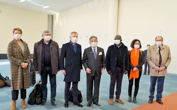 15日、台湾北部の桃園国際空港に到着したフランス国民議会（下院）のドルジ元環境相（左から3人目）率いる訪問団（中央通信社＝共同）