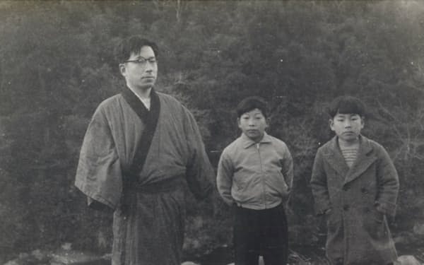 小学生の頃(左から父、2歳違いの叔父・憲之、筆者)
