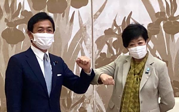 国民民主党の玉木代表（左）と東京都の小池知事