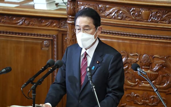 衆院本会議で所信表明演説をする岸田首相(6日)