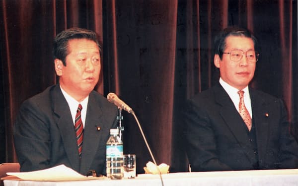 新進党首選に立候補した鹿野道彦氏（右）と小沢一郎党首（左）。２人は節目でぶつかり合った。