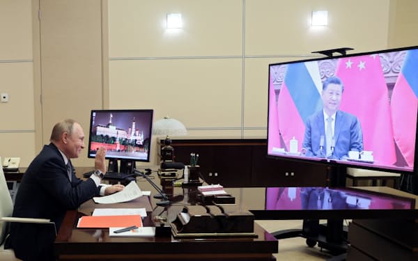15日、ロシアのプーチン大統領と中国の習近平（シー・ジンピン）国家主席のオンライン協議＝ロイター