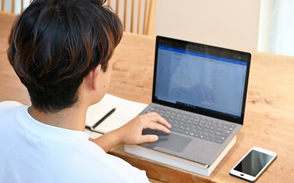 在宅勤務でパソコンに向かう会社員