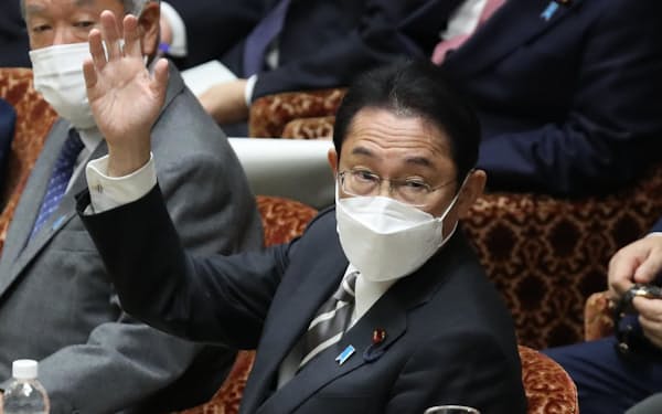 衆院予算委で答弁のため挙手する岸田首相（14日午前）