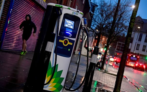 英国では路上の充電スタンドが増えている（1月、ロンドン）＝ロイター