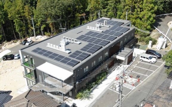 工場の屋根に設置した太陽光パネル（広島県内の導入先企業）