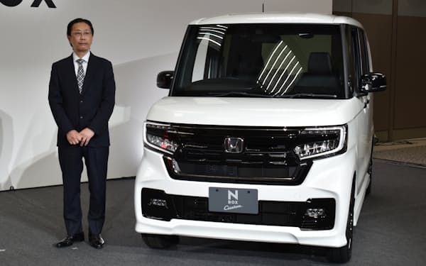 ホンダが発表した軽自動車「N-BOX」の特別仕様車（16日、東京・港のホンダ本社）