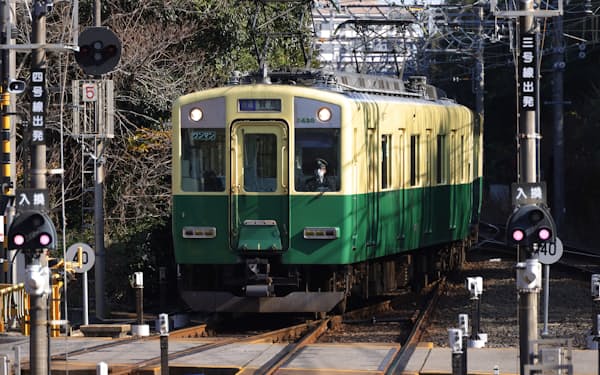 「三交色」の復刻カラー車両は2019年7月に登場した（三重県志摩市）