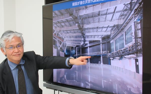 建設が進む次世代放射光施設について説明する高田理事長