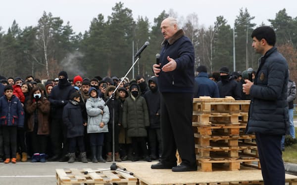 ポーランドとの国境付近で、同国を目指す移民らに話すベラルーシのルカシェンコ大統領（11月）＝ロイター