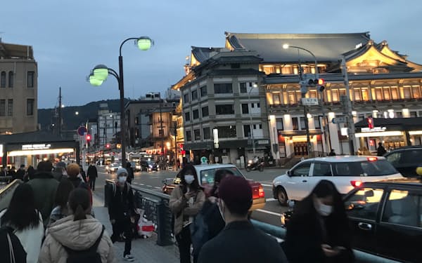 京都市観光協会などは冬の平日の観光促進キャンペーンを実施する（16日、京都市）