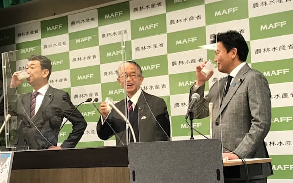 金子農相(写真中央)らは乳製品を飲んで消費拡大を呼びかけた(17日、東京・霞が関)