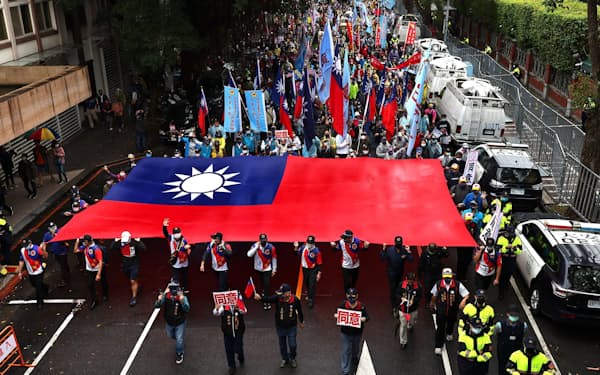 18日の住民投票で４つの提案すべてに賛成を呼びかける国民党支持者らのデモ（12日、台北）＝ロイター