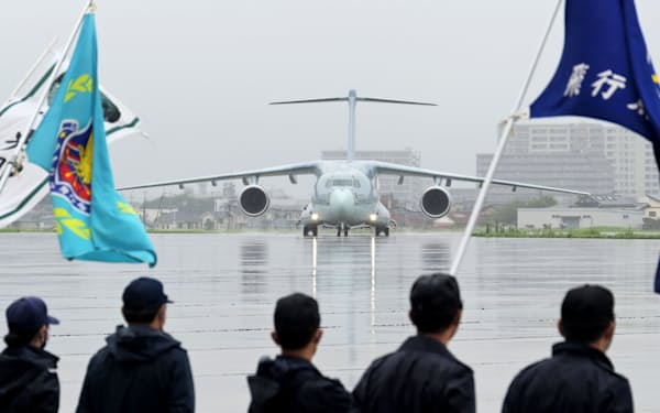 アフガニスタンの邦人らの退避支援を終え帰国したC２輸送機（９月、航空自衛隊入間基地）
