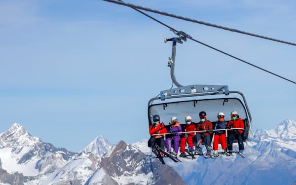 欧州のスキーリゾートは期待と不安のなかでシーズン開幕を迎えた＝ロイター