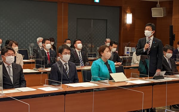 都民ファーストの会都議団との意見交換会であいさつする国民民主党の玉木雄一郎代表