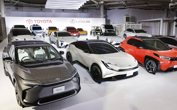 トヨタが販売予定の「bZ4X」（左端）と開発中の新型ＥＶが披露された（14日、東京都江東区）