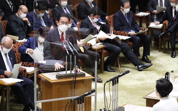 参院予算委で答弁する岸田首相（17日午前）