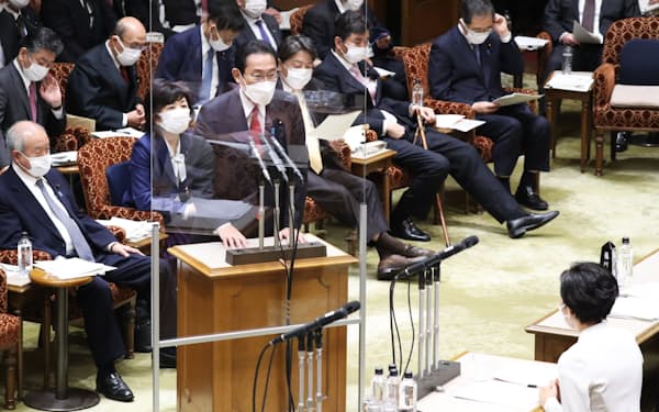 参院予算委で答弁する岸田首相（17日）