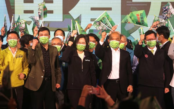 蔡総統は「今回の住民投票は台湾の将来を決めるものになる」と、最後まで支持を訴え続けた（11日、台北市）＝ロイター