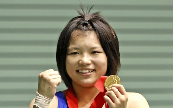 女子57キロ級で優勝し、メダルを手に喜ぶ桜井つぐみ（18日、駒沢体育館）＝共同
