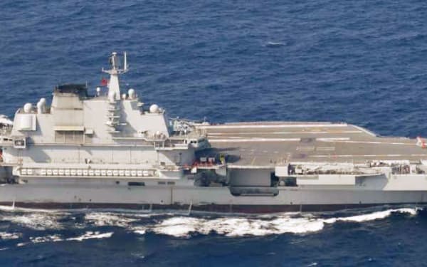 中国海軍の空母「遼寧」は４月にも沖縄を通過した＝防衛省提供・共同
