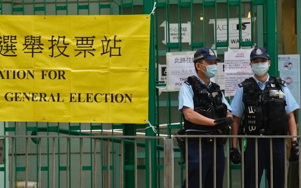 19日、香港警察は１万人を動員して投票所などの警備にあたった＝AP