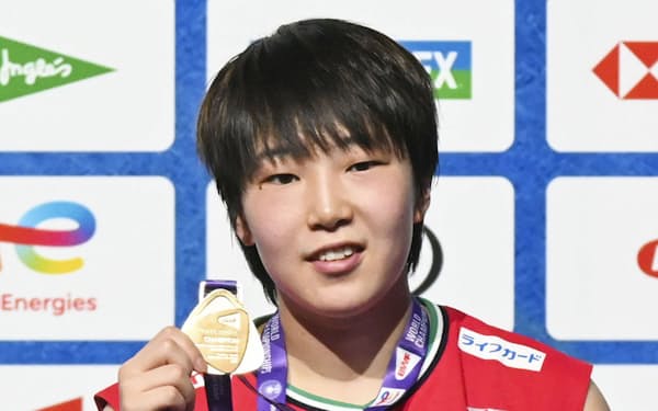 女子シングルスで初優勝し、メダルを掲げる山口茜（19日、ウエルバ）＝共同