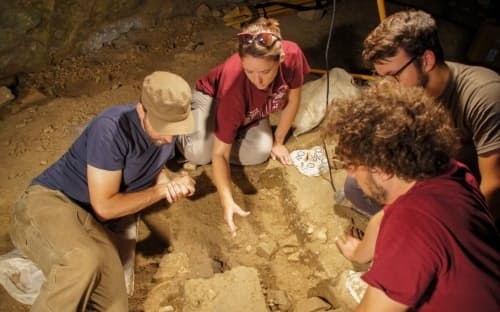 ナショナル ジオグラフィックのエクスプローラー（協会が支援する研究者）であるジェイミー・ホジキンス氏率いる考古学者のチームは、イタリア北西部の洞窟で1万年前の乳児の墓を調査している。DNA分析により、「ニーブ」と名付けられたこの乳児は、死後、丁寧に埋葬されていたことが明らかになった。（PHOTOGRAPH COURTESY JAMIE HODGKINS, PHD, CU DENVER）