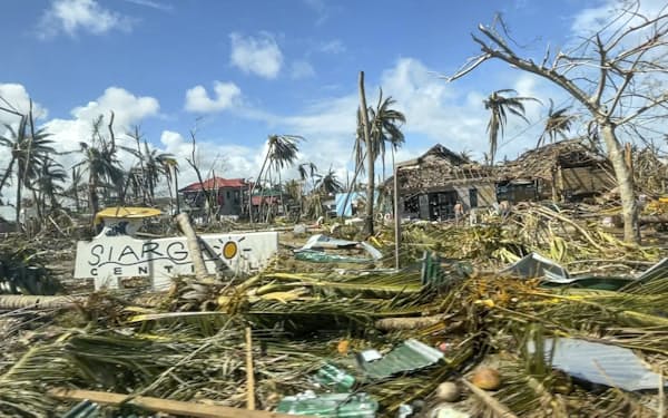 フィリピン中南部を台風22号が襲い、多くの住宅が被害を受けた（19日、シアルガオ島）＝AP・同国副大  統領府提供