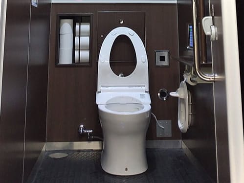 海老名サービスエリアのトイレは利用者に異常が起きると警報とランプで通報する