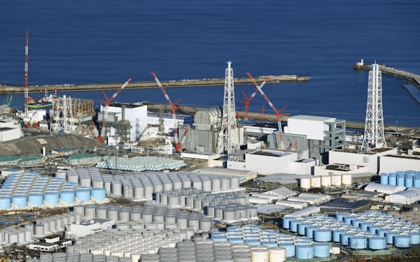 東京電力福島第1原発には処理水をためたタンクが並ぶ＝共同
