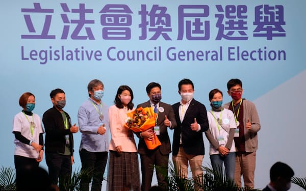 香港の立法会選挙は親中派が議席をほぼ独占した（20日、当選を喜ぶ候補者）＝AP
