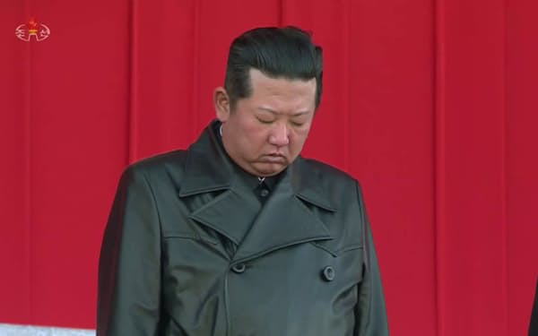 金正日総書記の死去から10年を迎え、平壌での追悼大会で黙とうする金正恩総書記。北朝鮮の朝鮮中央テレビが17日放映した（共同）