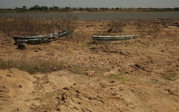 南米では干ばつで川の水位が落ち、水力発電の出力に影響が出た＝ロイター