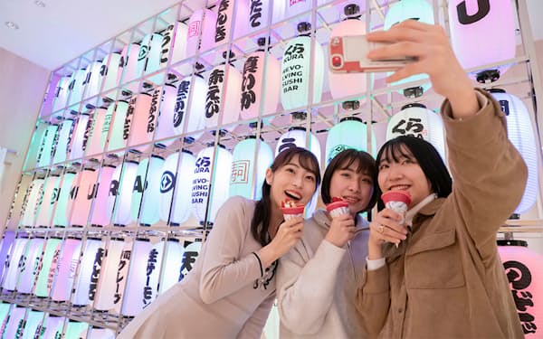 くら寿司が東京・渋谷の原宿にオープンした「くら寿司 原宿店」はZ世代を意識した店舗。SNS映えを意識した仕掛けをいくつも用意している