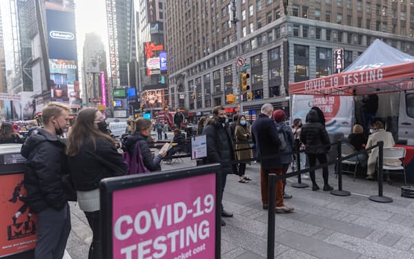 米ニューヨーク市中心部のタイムズスクエアにはコロナ検査所が設けられ、多くの人が並ぶ。予測不能だった日常がそこにはある=ロイター