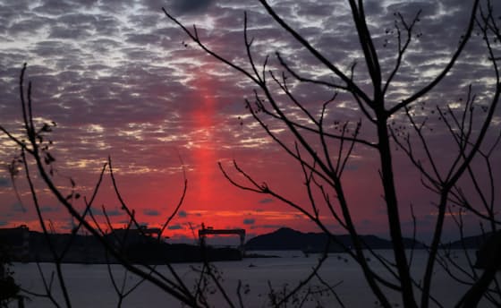 外海から入る船舶を一望できる魚見岳台場跡。日没後、太陽柱（サンピラー）が空を赤く染めた
