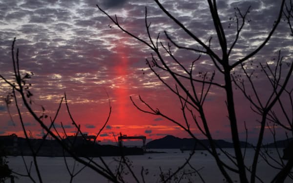 外海から入る船舶を一望できる魚見岳台場跡。日没後、太陽柱(サンピラー)が空を赤く染めた
                                                        