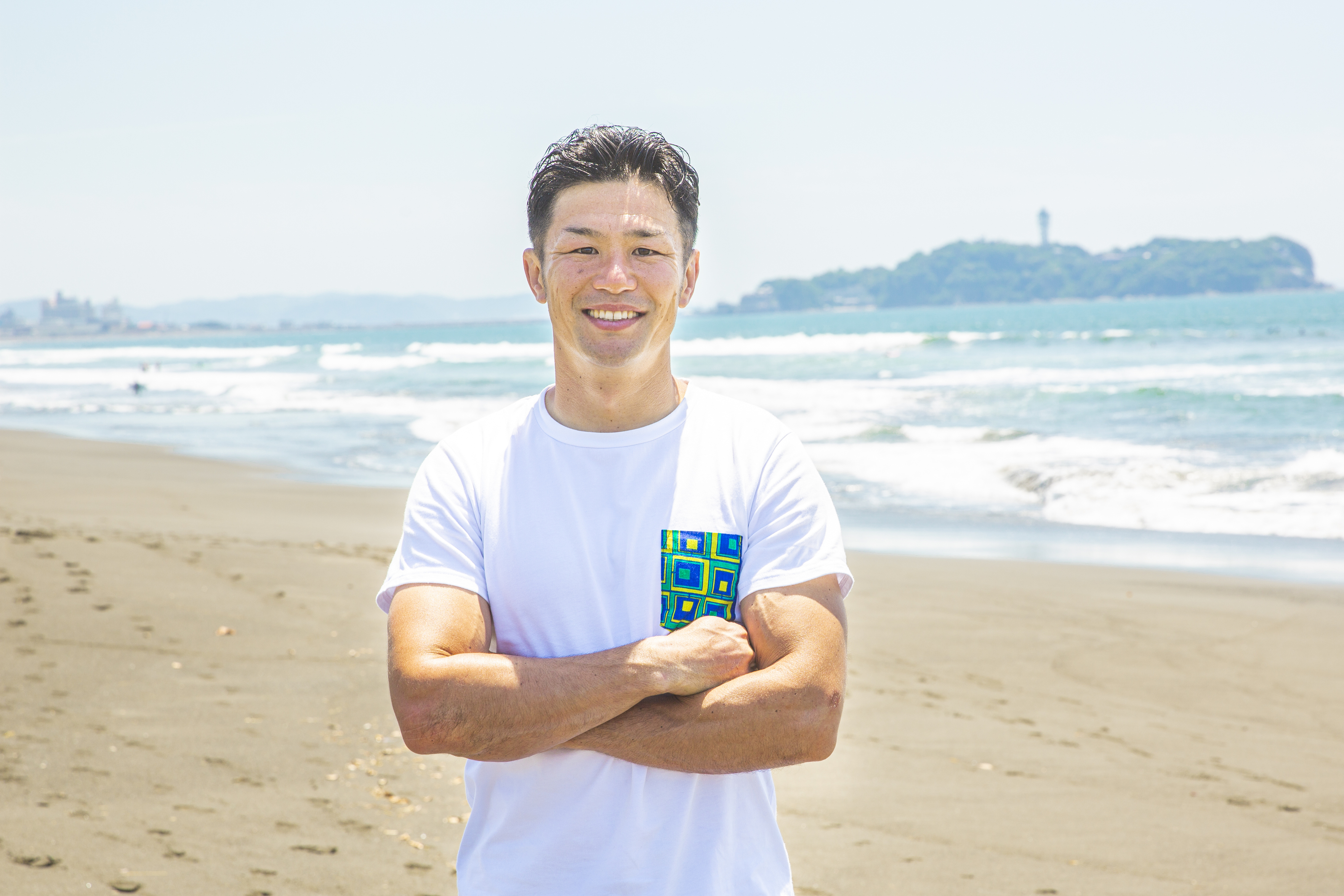 神奈川県藤沢市に住み、起業したHiRAKUでは、湘南エリアでのソーシャルイノベーション活動にも取り組む。自社ホームページ用の写真も同市の砂浜で撮影した（2019年9月）