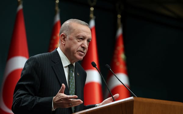 20日夜、閣議後に演説するエルドアン大統領=ロイター