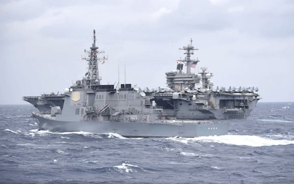 沖縄・沖大東島周辺で共同で訓練する海自イージス艦（手前）と米空母（奥）＝海上幕僚監部提供