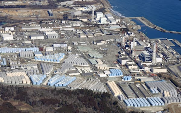 東電福島第1原発の敷地の南側は処理水をためるタンクで埋まっている=共同