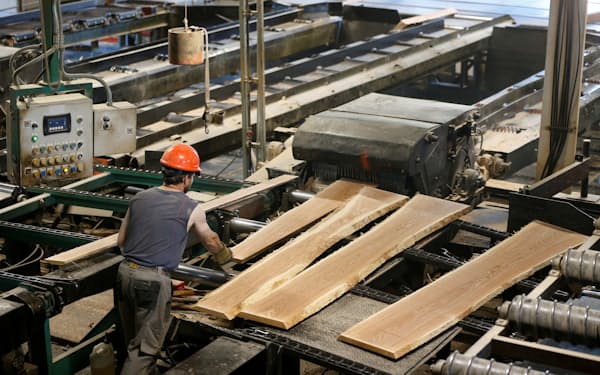 コロナ禍で輸入木材の安定供給の構図は崩れた（カナダの木材工場）＝ロイター