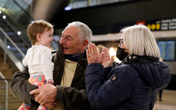 ロンドンからスコットランドを初めて訪れた孫との出会いを喜ぶ祖父母。世界的に少子高齢化が加速している＝ロイター