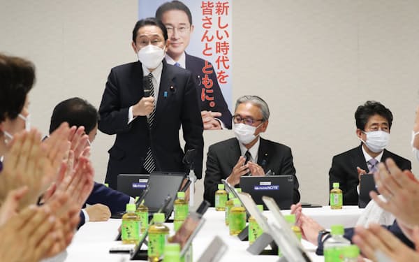 自民党憲法改正実現本部の会合に出席し、あいさつする岸田首相(21日、党本部)