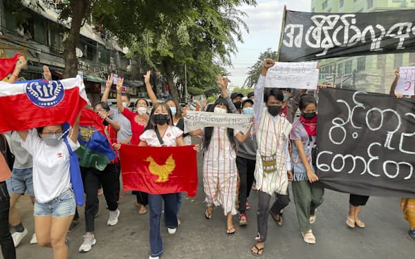 ヤンゴンで国軍への抗議を表明する市民ら（20日）＝ＡＰ