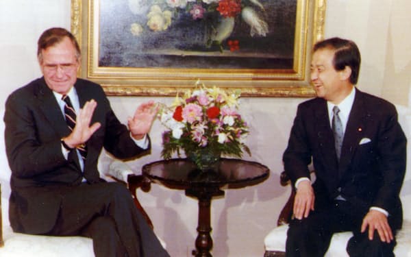 1990年9月、ニューヨークのホテルでブッシュ（父）米大統領（左）と会談する海部俊樹首相（AP＝共同）