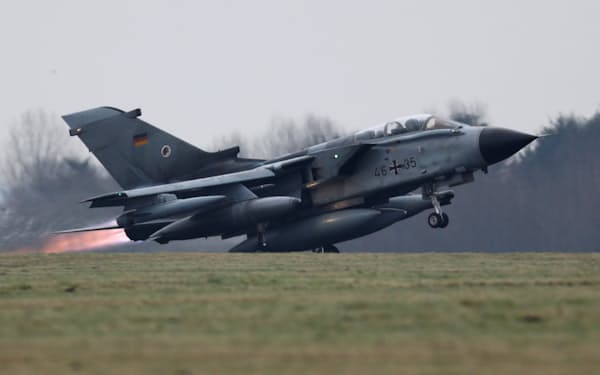 ドイツ北部の基地を飛び立つ独空軍機（2015年）＝ロイター