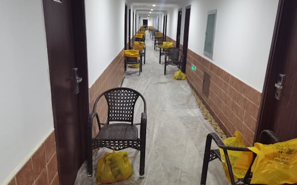 隔離向けに使われているホテルの廊下（19日、遼寧省大連市）